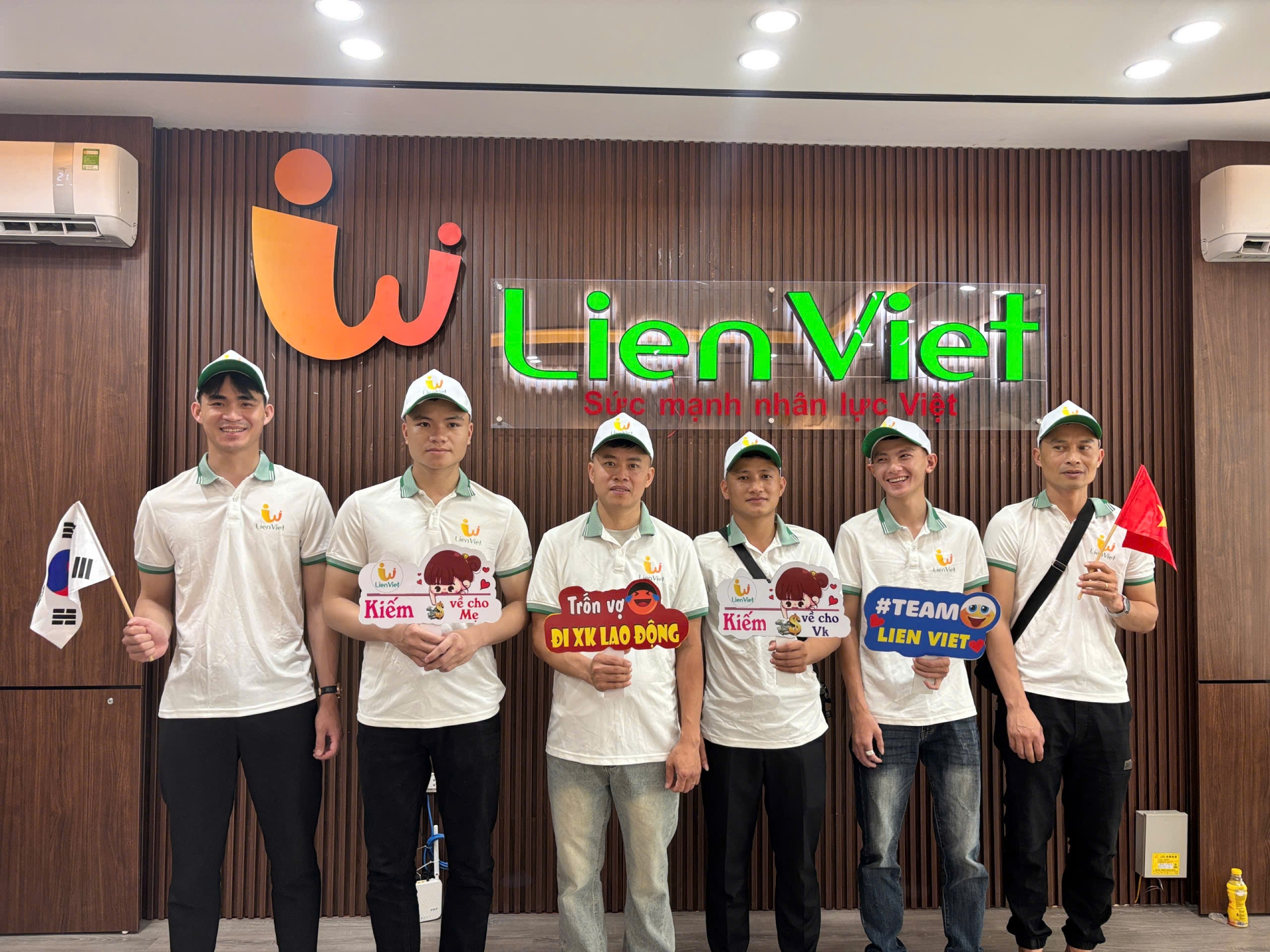 CHÚC MỪNG CÁC BẠN ĐƠN VISA ĐÔ THỊ TỈNH GYEONGSANGNAM- DO ĐÃ TỚI HÀN QUỐC AN TOÀN.  CHÚC CÁC EM CỐ GẮNG VÀ THÀNH CÔNG TRÊN ĐẤT BẠN!
